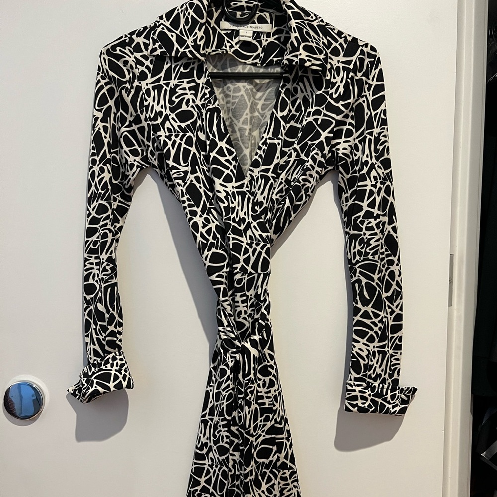 DVF T72 wrap dress in dvf signature print size 0